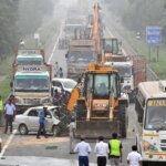 NH पर घने कोहरे में भीषण हादसा : दो की मौत, 10 घायल