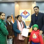 दो मासूम व एक किशोर बालक के साथ परिस्थितियों की मार झेल रही व्यथित विधवा शांति राणा को जिला प्रशासन का सहारा