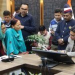 एचडीसी कॉलोनी में सीवर धंसे, सड़क टूटी, डीएम सविन बंसल ने मांगा जबाव, जनदर्शन से गायब इंजीनियर का रोका वेतन