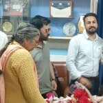 सामाजिक संगठन ने किया अच्छी चिकित्सकीय सेवा पर डाक्टर व सहकर्मी को सम्मानित