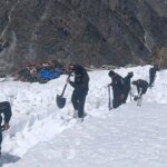 हेमकुंड साहिब यात्रा मार्ग से बर्फ हटाने में जुटे सेना के जवान
