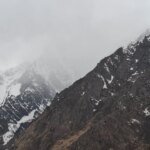 बदरीनाथ धाम में फिर लौटी ठंड, बारिश और हिमपात से बदला मौसम