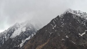 बदरीनाथ धाम में फिर लौटी ठंड, बारिश और हिमपात से बदला मौसम