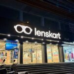 लेंसकार्ट ड्रेस कोड विवाद पर हंगामा, बजरंग दल का प्रदर्शन, दो दिन में माफीनामे की मांग