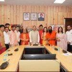 नीब करौरी बाबा के जीवन पर फिल्म, सीएम धामी ने किया पोस्टर का लोकार्पण