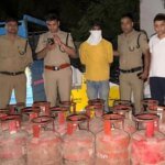 डीएम सविन बंसल के निर्देश पर अवैध गैस कारोबार पर बड़ी कार्रवाई; 32 सिलेंडर, 4 गैस रिफिलिंग उपकरण जब्त, 327 सिलेंडरों से लदा वाहन कब्जे में, मुकदमा दर्ज