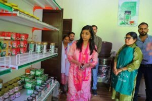डीएम स्वाति एस. भदौरिया ने दुगड्डा ग्रोथ सेंटर में मसाला व हर्बल चाय यूनिट का किया निरीक्षण, सेमी-ऑटोमेशन व ऑनलाइन बिक्री के निर्देश