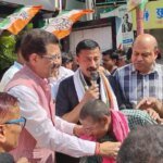 घंटाघर में श्रमिक सम्मान कार्यक्रम, महिला श्रमिकों को सूट और पुरुषों को गमछा भेंट