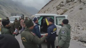 घस्तोली से खराब वाहन ला रहा ट्रक बद्रीनाथ के पास पलटा, एक युवक की मौत