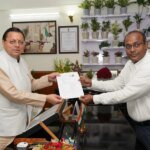 उत्तराखण्ड में विशेष गहन पुनरीक्षण SIR कार्यक्रम के तहत सीएम धामी को मुख्य निर्वाचन अधिकारी ने सौंपा गणना फॉर्म