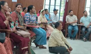 20 साल से अधूरी सड़क पर फूटा गुस्सा, बीडीसी बैठक में धरने पर बैठे बेमरु प्रधान