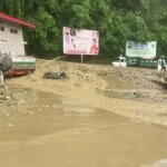 मूसलाधार बारिश से तबाही, केदारनाथ हाईवे पर गदेरे का सैलाब, कई वाहन मलबे में दबे