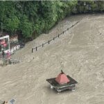 हाई अलर्ट पर उत्तराखंड : 85 सड़कें बंद, अलकनंदा-मंदाकिनी खतरे के निशान से ऊपर, मलबे में दबी कार