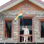 सीएम धामी ने मुख्यमंत्री आवास पर तिरंगा लगाकर दिया ‘हर घर तिरंगा’ का संदेश