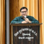 ‎गढ़रत्न नरेंद्र सिंह नेगी के गीतों में दिखती है पहाड़ की संस्कृति, लोकजीवन और जनभावनाओं की तस्वीर – एडीएम शैलेन्द्र सिंह नेगी