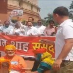 संसद परिसर में विपक्ष का अनोखा प्रदर्शन, साधु बने पप्पू यादव ने जुटाया ‘चढ़ावा’, राहुल-खड़गे ने डाले पैसे