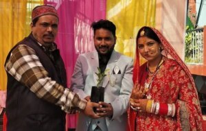 शादी की खुशियों के बीच रोपे फलदार पौधे, दिया पर्यावरण संरक्षण का संदेश